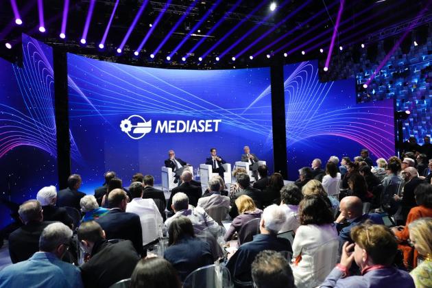 Palinsesti Mediaset 2025-26, Berlusconi annuncia debutto di Max Giusti, Simona Ventura al Gf, Nuzzi al posto di Myrta Merlino a “Pomeriggio Cinque”