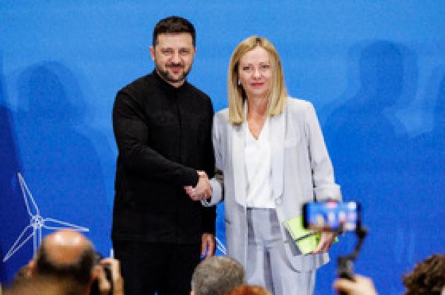 Meloni accoglie il guitto Zelensky e gli promette dieci miliardi per la ricostruzione dell'Ucraina: un'altra uscita surreale 