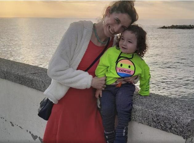 Incidente sull’A1, morta anche bambina di 4 anni Summer oltre a nonni e zia, in condizioni critiche la madre, indagato camionista