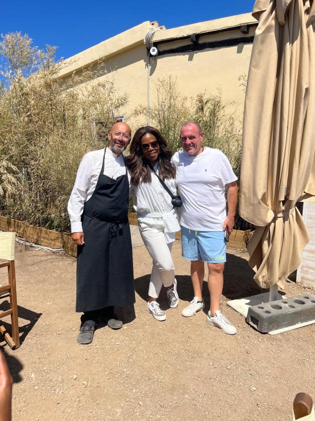 Vacanze in Sardegna, lontane dai riflettori, per Oprah Winfrey, la regina della televisione americana e una delle donne più influenti al mondo