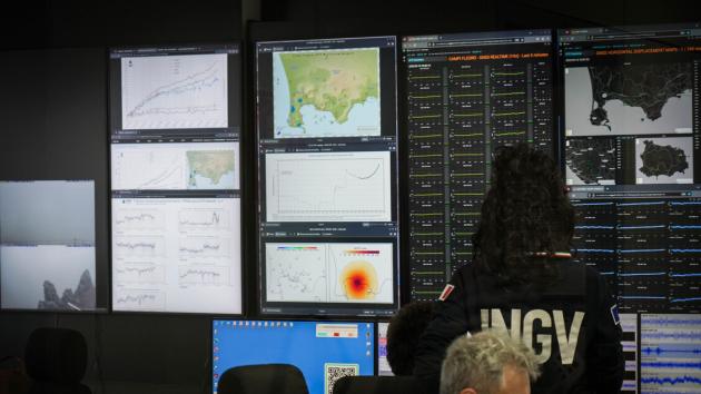 Terremoto a Napoli, scossa bradisismica di magnitudo 4.0 con epicentro costa di Bagnoli Dazio, persone in strada nel capoluogo campano
