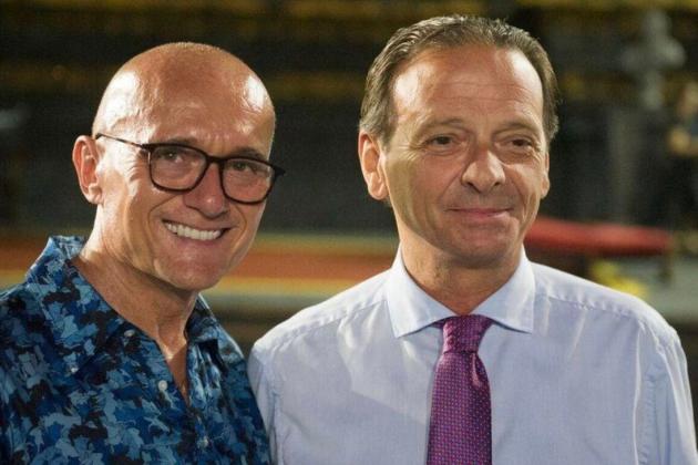 Standing ovation, 3.400 spettatori e un cast strepitoso per La Tosca diretta da Alfonso Signorini, che ha curato anche i costumi, al Festival Pucciniano di Torre del Lago