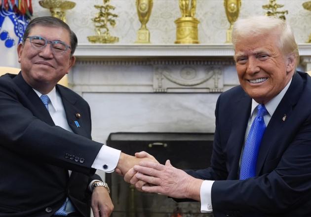 Dazi Trump, accordo Usa-Giappone per riduzione tariffe dal 25 al 15%, Tokyo investirà $550mld nel farmaceutico e in semiconduttori, Nikkei a +3,6%