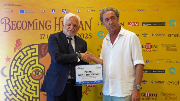 Anas, al Giffoni Film Festival Paolo Sorrentino consegna all'AD Gemme il premio “Drive the Change” per l’impegno sulla sicurezza stradale