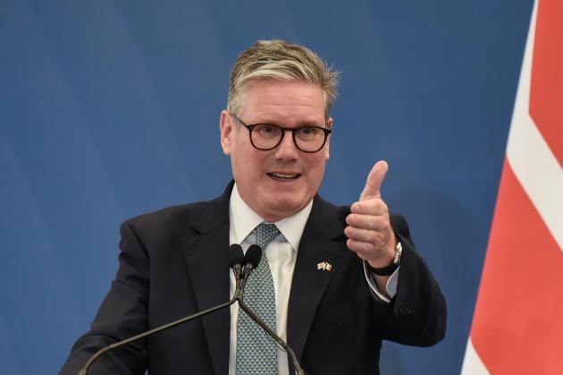 La Gran Bretagna di Starmer copia il governo Meloni e chiude le porte agli immigrati irregolari; intanto "Mr. Brexit" Farage vola ai sondaggi