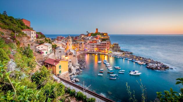Vernazza, turista rischia di annegare per scattare una foto al mare in tempesta, sindaco pronto a vietare i selfie
