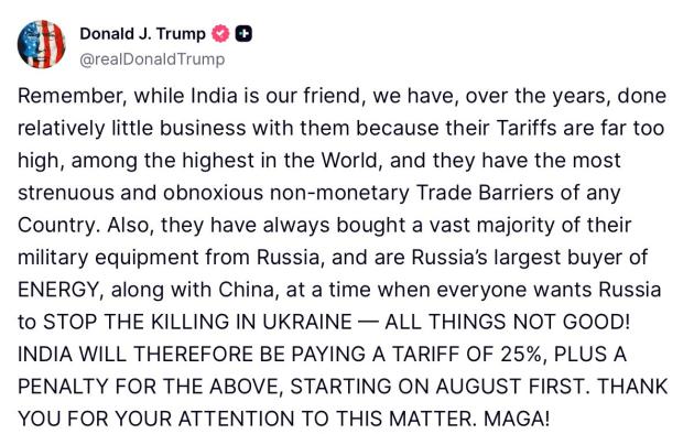 Dazi Usa, Trump impone tariffe del 25% su importazioni dall’India: “Acquistano GNL e armi da Russia, pagheranno anche penale in più per questo”