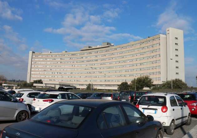 Roma, colpita da infarto mentre accompagna sorella in ospedale, salvata dal massaggio cardiaco della dottoressa, il malore improvviso nel reparto di Ematologia