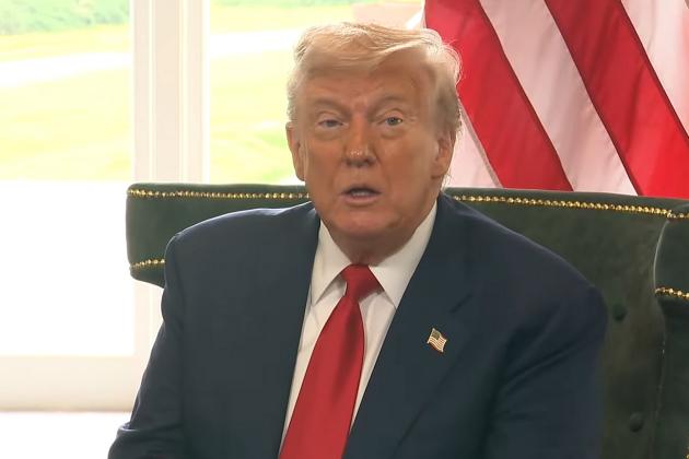 Ucraina, Trump minaccia ancora la Russia: “Sanzioni l’8 agosto senza accordo su cessate il fuoco”, poi su Medvedev: “Ha la lingua lunga”