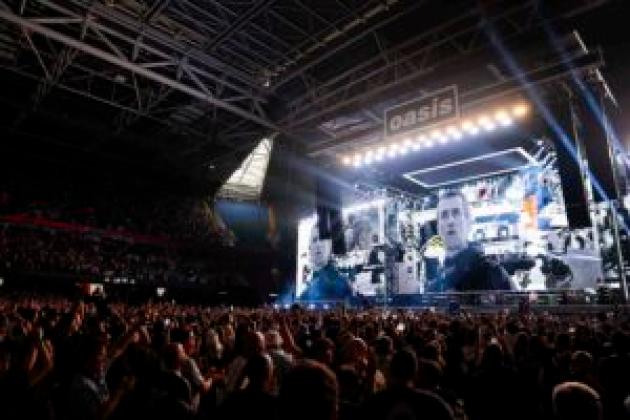 Wembley, 40enne cade dalla tribuna e muore al concerto degli Oasis, volo di 50 metri, i Gallagher: "Scioccati e addolorati"