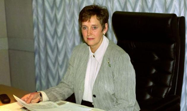 Addio a Stella Rimington, morta a 90 anni la prima donna a dirigere l’MI5, guidò i servizi segreti Uk dal 1992 al 1996