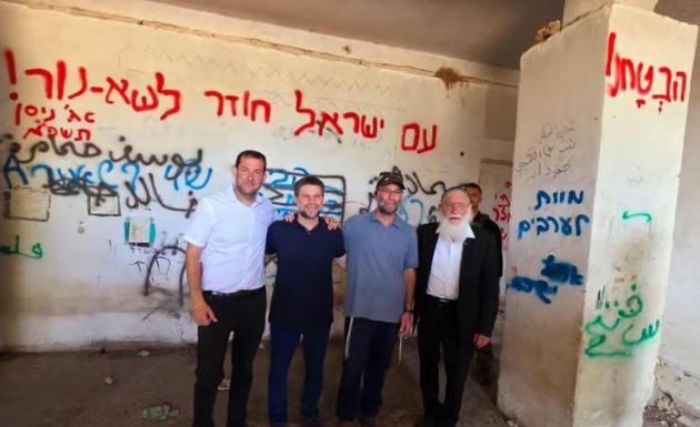 Gaza, Smotrich nel villaggio Sa-Nur in Cisgiordania davanti a graffito “morte agli arabi”, Lapid lo attacca: “Ora il governo cosa dirà al mondo?”
