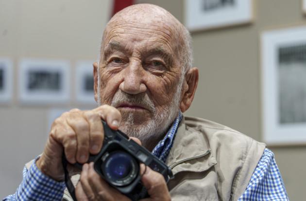 Addio a Gianni Berengo Gardin, morto a 94 anni uno dei più grandi fotografi italiani del Novecento, iniziò la sua carriera presso l'Olivetti