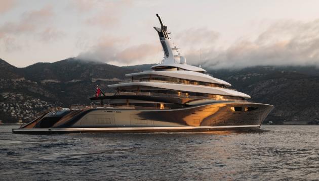 Bill Gates vende il suo yacht di lusso di 119 metri, mai usato, al prezzo di $645 milioni: 15 suite, 7 ponti, 14 balconi, alimentazione a idrogeno
