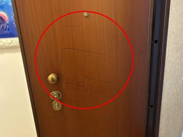 Milano, 2 svastiche disegnate su porta di famiglia ebraica in condominio a San Siro, scritto anche messaggio “Ebree bastar*e morite”