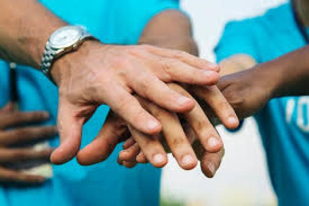 Quando lo Stato arretra, il volontariato diventa l’unico argine e collante sociale rimasto, e l’Italia ne paga il prezzo