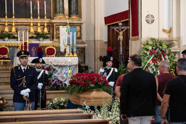 Funerali di Pippo Baudo, alle 16 l’ultimo saluto a Militello in Val di Catania, attese migliaia di persone - DIRETTA