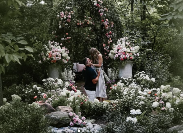 Taylor Swift si sposa, annunciate le nozze con Trevis Kelce, giocatore dei Kansas City Chieds, l'anello di fidanzamento dal valore di 1mln $