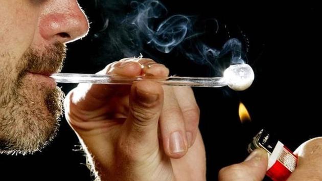 Bologna, comune distribuirà pipe gratis per fumare crack: "Misura per ridurre consumo", Cavedagna (FdI): "Giunta incita all'uso e allo spaccio di droghe"