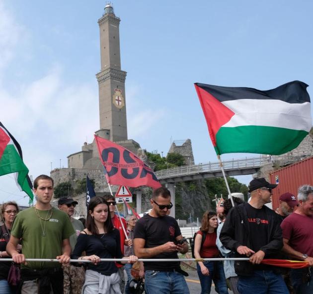 Aiuti per Gaza, a Genova fiaccolata con quarantamila persone, città bloccata e solidarietà alla Palestina
