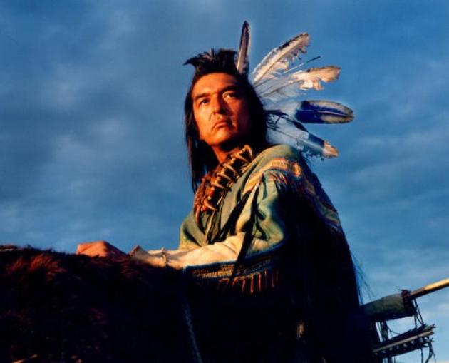 Addio a Graham Greene, morto l’attore nativo americano che interpretava “Uccello scalciante” in Balla coi lupi, aveva 73 anni