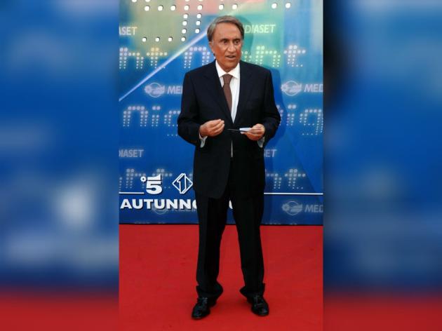 La malattia di Emilio Fede, morto a 94 anni nella Rsa Residenza San Felice a Segrate, le figlie: "Ha lottato come un leone"