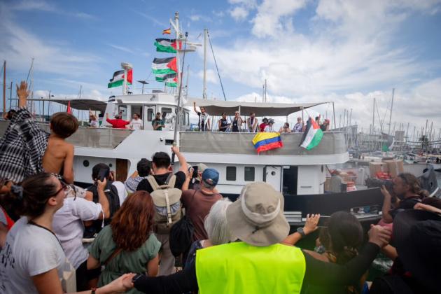 Meloni alla Flotilla: “Usate canali alternativi”, tipo Amazon, piccioni viaggiatori o segnali di fumo