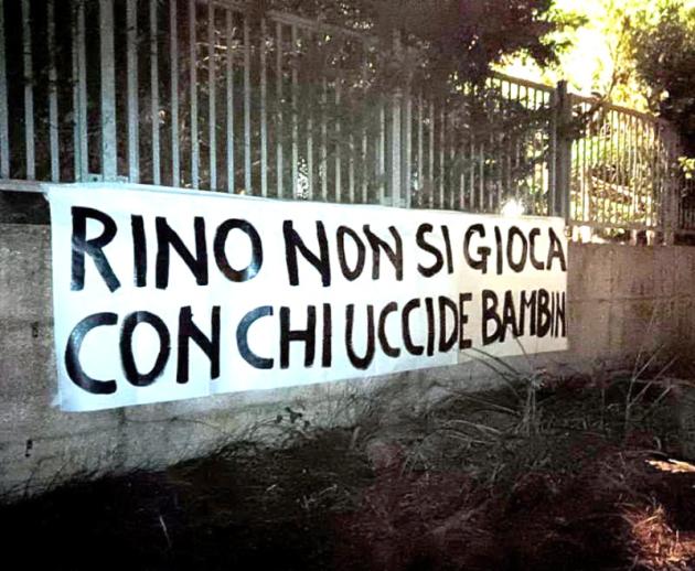 Israele-Italia, lo striscione di protesta contro il genocidio a Gaza sotto casa di Gattuso: “Rino, non si gioca con chi uccide bambini”