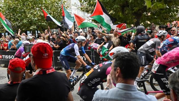 Vuelta di Spagna, team Israel Premier Tech rimuove nome da divise dopo manifestazioni pro-Pal: “Sicurezza ai nostri corridori, proteste pericolose”