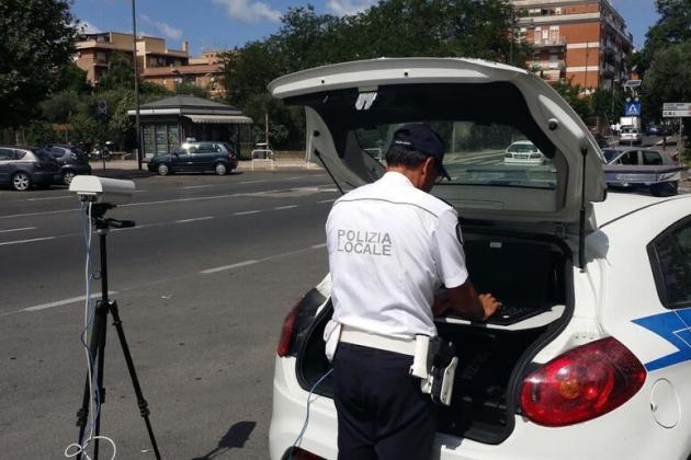 Furbetta della ZTL pizzicata con la targa taroccata a nastro: tentava il colpaccio in centro a Roma