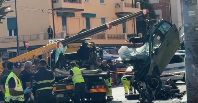 Bologna, Audi rubata con a bordo 2 ragazzi albanesi si schianta contro palo dopo inseguimento polizia: morto 18enne, ferito 19enne – VIDEO