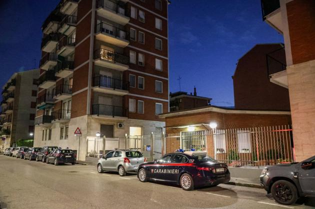 Milano, 70enne si getta dal quarto piano per suicidarsi ma cade su 83enne uccidendola: l'uomo sopravvissuto indagato per omicidio colposo