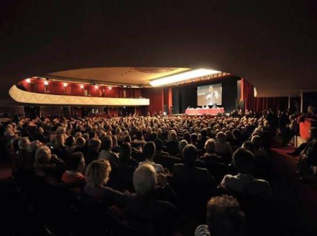 Teatro Manzoni di Milano, stagione teatrale 2025/2026 con prosa contemporanea, comicità, musica, magia e spettacoli per tutta la famiglia