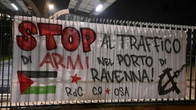 Striscione stop al traffico di armi per Israele a Ravenna