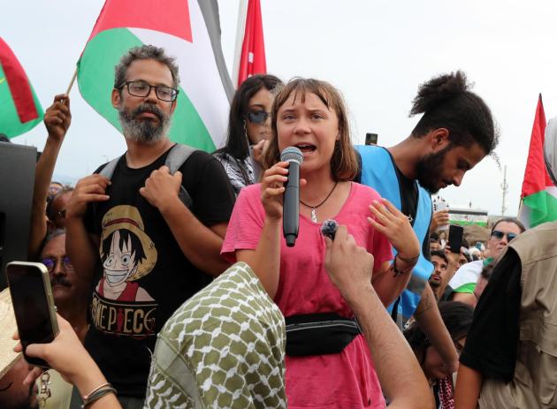 Greta saluta la Flottiglia e scappa via: la missione per Gaza affonda tra ritardi, farsa e caos mediterraneo