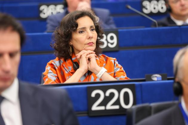 Vaccino Covid, Commissione Ue ammette: "Siero approvato senza dati completi sulla sicurezza, era situazione d'emergenza"