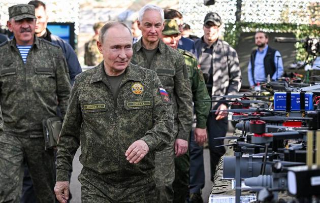 Russia, rapporto servizi segreti italiani: “Mosca non ha capacità militari per attacco a Nato”, ma esercito Putin tra i più forti con Cina e India 