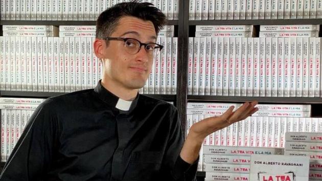 Don Alberto Ravagnani, il prete influencer e lo spot sugli integratori che non piace tanto alla Curia