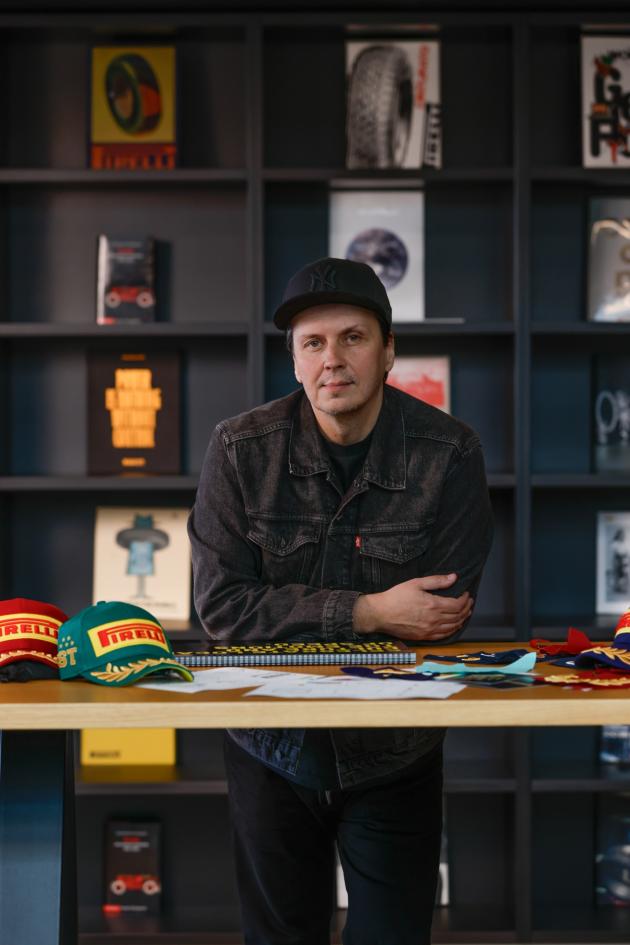Pirelli debutta nel lifestyle con due capsule firmate Denis Deković: moda, heritage e spirito racing alla Milano Fashion Week