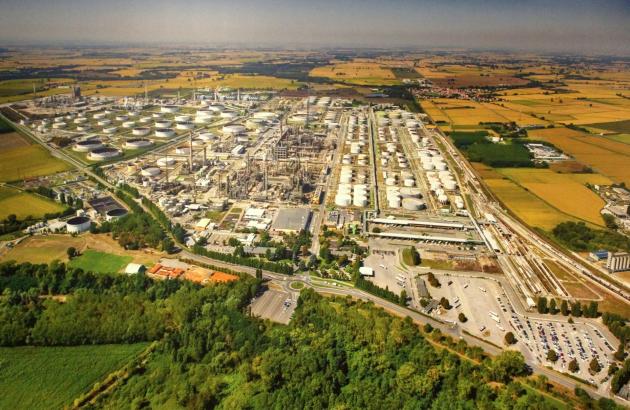 Eni, avviata la trasformazione della raffineria di Sannazzaro in bioraffineria: dal 2028 produrrà HVO e SAF per l’aviazione