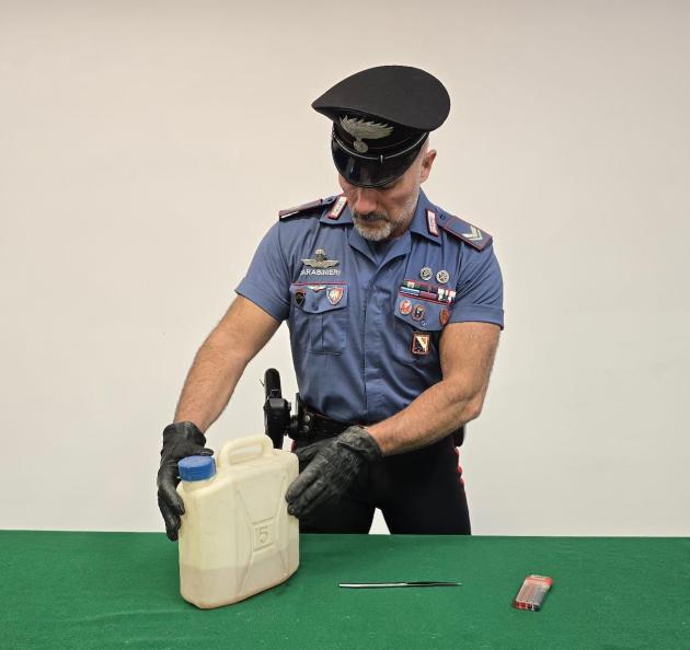 Napoli, durante la notte 78enne prova a dare fuoco con la benzina all'appartamento dei vicini mentre dormono, ustionata una donna incinta di 38 anni