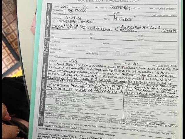 Orbetello, padre aspettava a piedi la figlia sulle strisce davanti alla scuola: multato di 27€ per sosta irregolare; il genitore: "Senza parole"