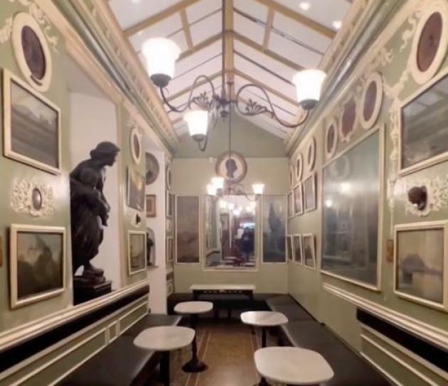 Caffè Greco, sequestrate le 300 opere d'arte del valore di 8 mln € dopo l'indagine sul gestore: quadri, sculture e oggetti di antiquariato