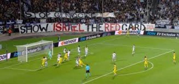 Striscione "cartellino rosso a Israele"