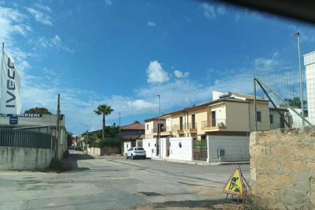 Sequestro a Vittoria, ritrovato 17enne rapito, portato in commissariato da amico dopo essere stato abbandonato in campagna: "Mi hanno trattato bene"