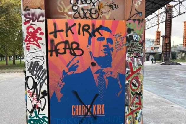 Torino, imbrattata l’opera per Charlie Kirk: FdI grida al complotto, ma il nemico è (solo) immaginario