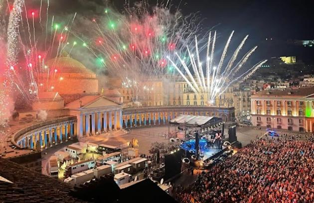 Napoli, città della musica, fa schifo. E chi c’è dietro? La Prefettura apre un’istruttoria. Era ora. Dopo 4 anni che a Piazza Plebiscito sparano decibel e fuochi d’artificio sotto le poltrone incollat