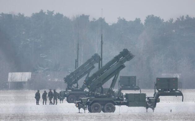 Ucraina, da Israele oltre 90 sistemi di difesa aerea Patriot via Usa a Kiev operativi da gennaio, Zelensky conferma: “In autunno altri 2”