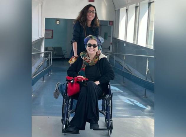 Enrica Bonaccorti ha un tumore diagnosticato a giugno 2025, l’annuncio in sedia a rotelle: “Mi sono nascosta, non sono forte come Eleonora Giorgi”