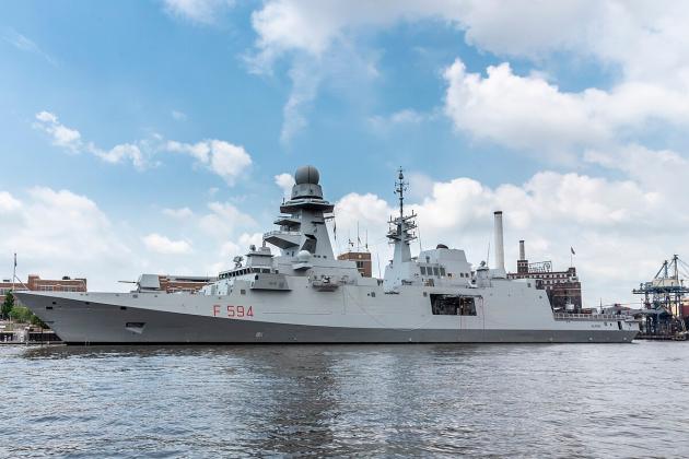 La fregata Alpino lascia la flotilla e gli regala un “ciaone”: chi resta in mare cerca lo scontro